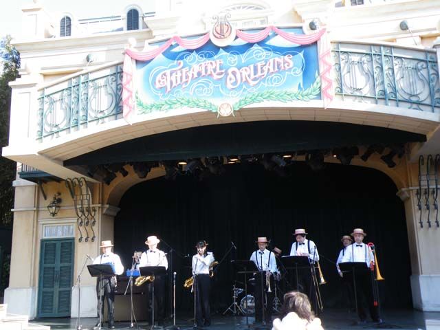 �f�B�Y�j�[�����h�z�e���̑O��