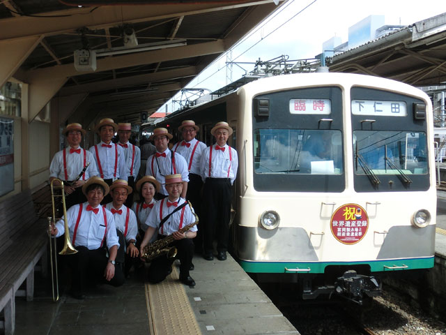 ���t���i