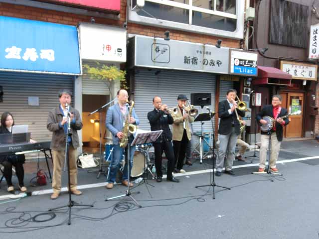 �����ł̉��t