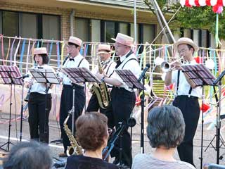 �ϋq�̎����̐�ɂ̓Z�[���[���p�̎i���(�j)���c